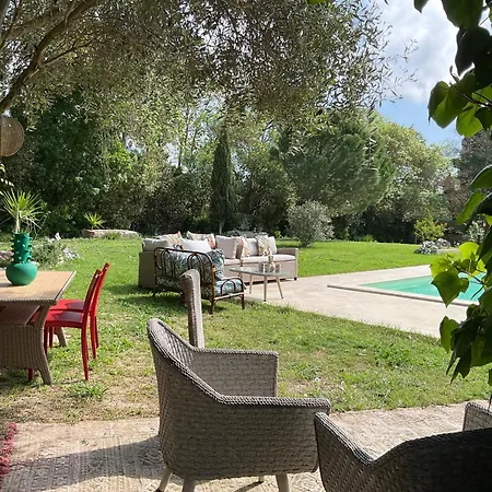 Le Jardin De Lacoste Bed & Breakfast 2*