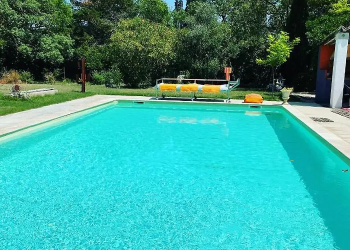 Le Jardin De Lacoste B&B 4*